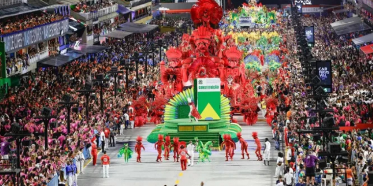 Sambas da Série Ouro do Carnaval do Rio destacam homenagens a Xande de Pilares e Leci Brandão, além de enredos sobre ancestralidade, resistência indígena e crítica histórica na Sapucaí.