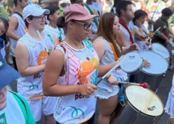 Bloco Percussomos do Amor encerra Carnaval 2026 de Niterói com desfile marcado pela inclusão