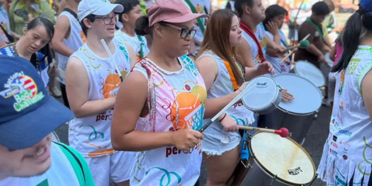 Bloco Percussomos do Amor encerra Carnaval 2026 de Niterói com desfile marcado pela inclusão