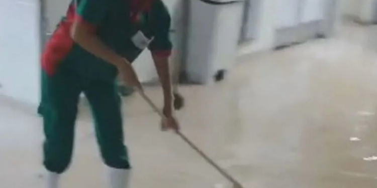 Chuva intensa causou alagamento no Hospital da Posse, em Nova Iguaçu. Cidade segue em alerta máximo após registrar volume recorde de precipitação.