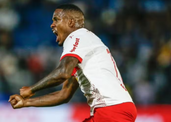 Após crítica à árbitra Daiane Muniz, jogador do Bragantino pede desculpas e enfrenta repercussão nacional