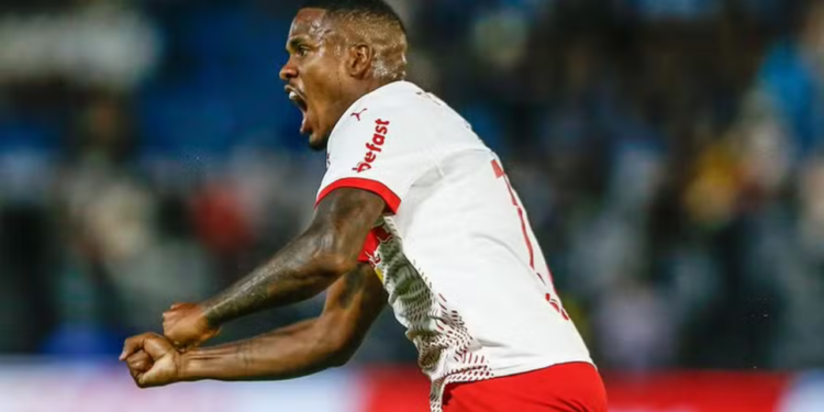 Após crítica à árbitra Daiane Muniz, jogador do Bragantino pede desculpas e enfrenta repercussão nacional