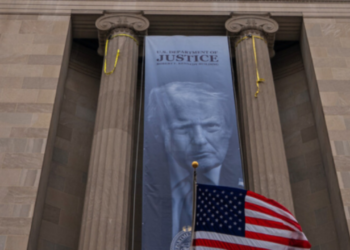 Banner de Trump no Departamento de Justiça amplia polarização política nos EUA