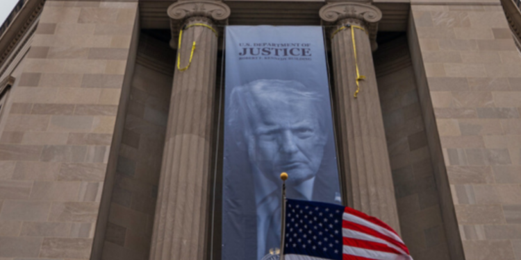 Banner de Trump no Departamento de Justiça amplia polarização política nos EUA