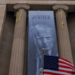 Banner de Trump no Departamento de Justiça amplia polarização política nos EUA