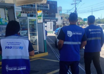 Fiscalização do Procon-Rio no Posto Barcelos, na Zona Norte do Rio, termina em registro policial após desentendimento durante vistoria.