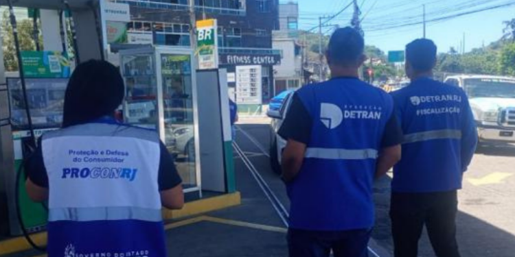 Fiscalização do Procon-Rio no Posto Barcelos, na Zona Norte do Rio, termina em registro policial após desentendimento durante vistoria.