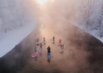 Praticantes de stand-up paddle enfrentam temperaturas extremas ao remar em um trecho do rio Ob que permanece sem gelo durante o inverno em Novosibirsk, na Sibéria.