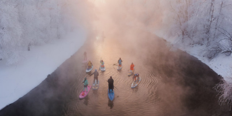 Praticantes de stand-up paddle enfrentam temperaturas extremas ao remar em um trecho do rio Ob que permanece sem gelo durante o inverno em Novosibirsk, na Sibéria.