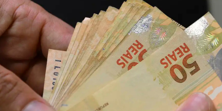 Nova tabela do Imposto de Renda 2026 garante isenção para salários de até R$ 5 mil e redução para quem ganha até R$ 7.350. Medida beneficia 16 milhões de pessoas.