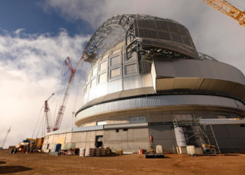 Pesquisadores brasileiros contribuem com espectrógrafo para o Telescópio Extremamente Grande (ELT), maior telescópio óptico do mundo, que será instalado no Chile e iniciará operações em 2038.