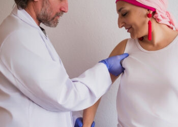 Vacina de mRNA personalizada mantém maioria das pacientes sem câncer por seis anos.