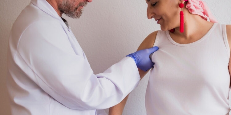 Vacina de mRNA personalizada mantém maioria das pacientes sem câncer por seis anos.