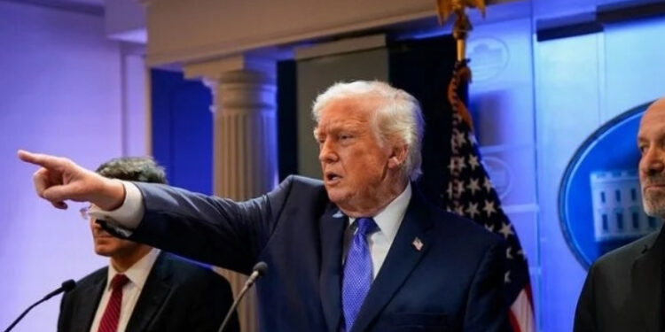 Trump cria tarifa global após Suprema Corte invalidar política anterior