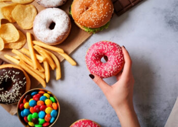 Cientistas apontam que bactérias intestinais podem ajudar a restaurar padrões alimentares saudáveis após dieta inadequada na infância.