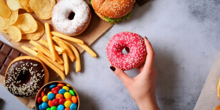 Cientistas apontam que bactérias intestinais podem ajudar a restaurar padrões alimentares saudáveis após dieta inadequada na infância.