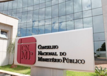 Supremo Tribunal Federal discute pagamentos extras a servidores e possíveis mudanças nas regras do teto constitucional.