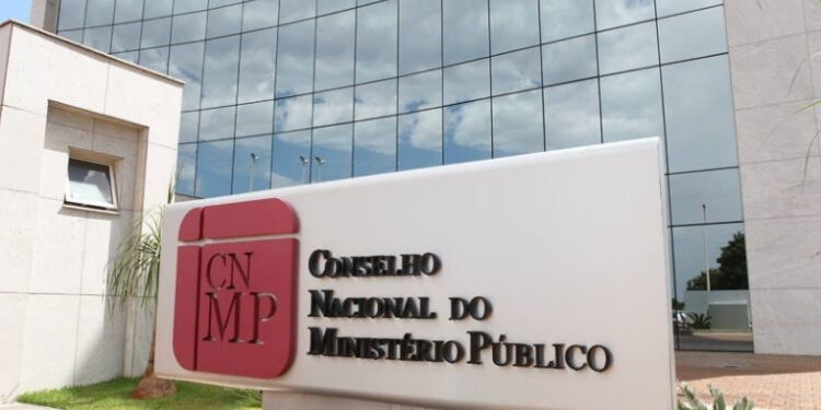 Supremo Tribunal Federal discute pagamentos extras a servidores e possíveis mudanças nas regras do teto constitucional.