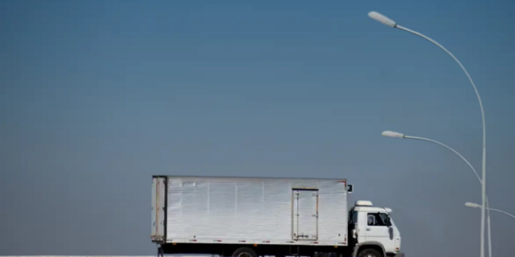 O programa Move Brasil liberou R$ 2 bilhões em financiamentos para compra de caminhões novos e seminovos, estimulando o setor de transporte de cargas, modernização da frota e geração de empregos.