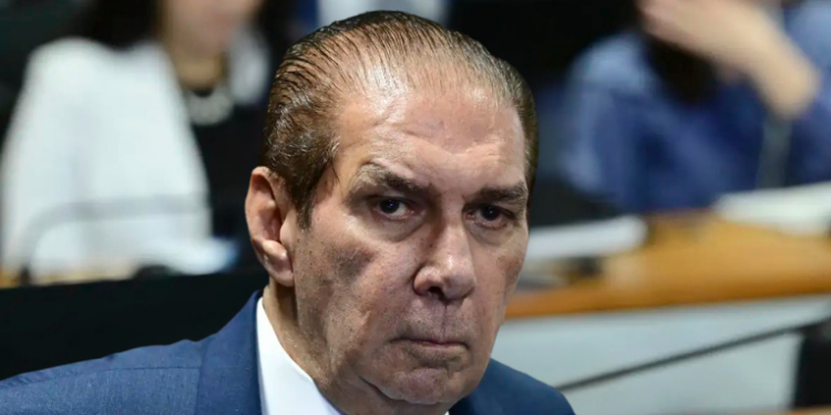 Jader Barbalho recebeu alta hospitalar neste domingo, em Belém, após internação para tratamento de desidratação. Segundo médicos, o senador apresentou boa evolução clínica.