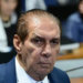 Jader Barbalho recebeu alta hospitalar neste domingo, em Belém, após internação para tratamento de desidratação. Segundo médicos, o senador apresentou boa evolução clínica.
