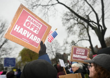 Departamento de Defesa dos EUA anuncia o fim da parceria acadêmica com Harvard a partir de 2026, alegando divergências ideológicas e riscos aos interesses nacionais.