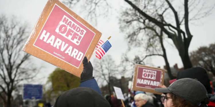 Departamento de Defesa dos EUA anuncia o fim da parceria acadêmica com Harvard a partir de 2026, alegando divergências ideológicas e riscos aos interesses nacionais.