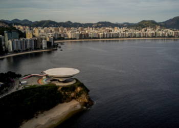 Niterói segue em estágio de atenção devido à chuva intensa em bairros como Sapê e Morro da Penha. Prefeitura e Defesa Civil reforçam monitoramento e atendimento à população.