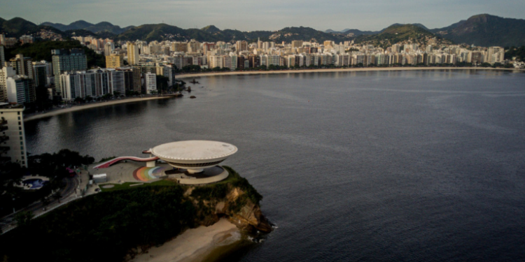 Niterói segue em estágio de atenção devido à chuva intensa em bairros como Sapê e Morro da Penha. Prefeitura e Defesa Civil reforçam monitoramento e atendimento à população.
