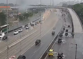 O estado do Rio de Janeiro permanece em alerta devido às chuvas intensas. Duque de Caxias apresenta risco de deslizamentos, enquanto a capital registra precipitação acima da média histórica.