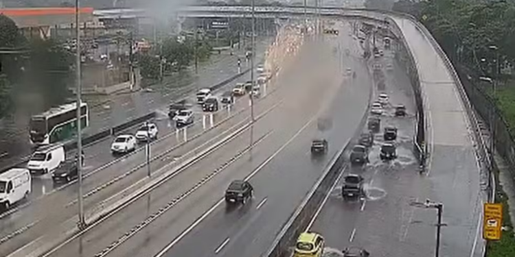 O estado do Rio de Janeiro permanece em alerta devido às chuvas intensas. Duque de Caxias apresenta risco de deslizamentos, enquanto a capital registra precipitação acima da média histórica.