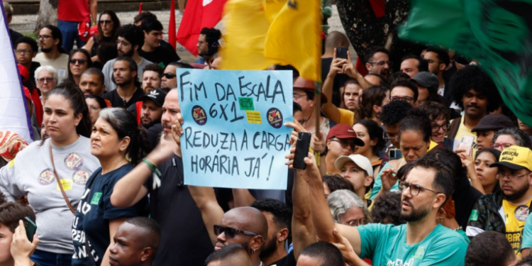 O debate sobre o fim da escala 6x1 avança no Congresso em 2026, com foco na jornada semanal de trabalhadores, apoio do governo federal e repercussão entre sindicatos e empresários.
