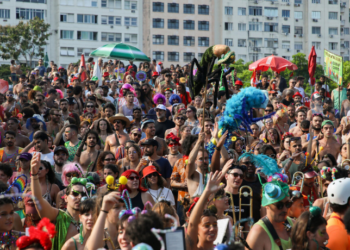 Carnaval 2026 no Rio registra alta na ocupação de hotéis, com média de 83,7% entre 14 e 17 de fevereiro. Centro e Zona Sul concentram turistas nacionais e estrangeiros.