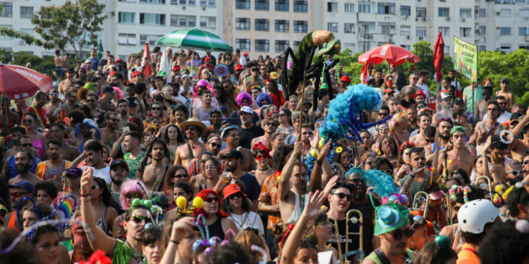 Carnaval 2026 no Rio registra alta na ocupação de hotéis, com média de 83,7% entre 14 e 17 de fevereiro. Centro e Zona Sul concentram turistas nacionais e estrangeiros.