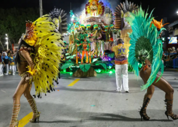 Desfiles do último dia de Carnaval no Rio destacam enredos que homenageiam tradições afro-brasileiras, Heitor dos Prazeres, Manguebeat e Rosa Magalhães, unindo música, cultura e história.