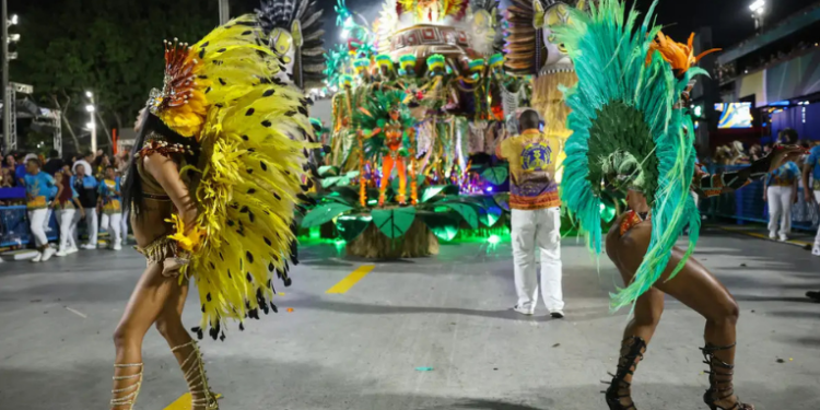 Desfiles do último dia de Carnaval no Rio destacam enredos que homenageiam tradições afro-brasileiras, Heitor dos Prazeres, Manguebeat e Rosa Magalhães, unindo música, cultura e história.