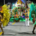 Desfiles do último dia de Carnaval no Rio destacam enredos que homenageiam tradições afro-brasileiras, Heitor dos Prazeres, Manguebeat e Rosa Magalhães, unindo música, cultura e história.