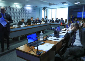 Reunião da CPI Mista do INSS é adiada após ausência de empresário e deputado convocados para esclarecer supostos repasses de recursos. Presidente da comissão aponta uso de atestados como estratégia protelatória.