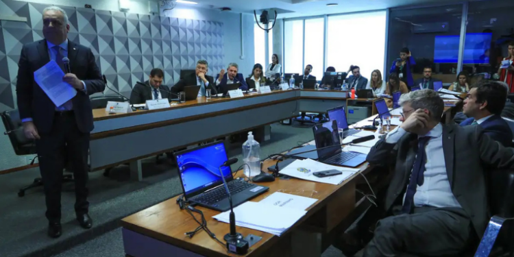 Reunião da CPI Mista do INSS é adiada após ausência de empresário e deputado convocados para esclarecer supostos repasses de recursos. Presidente da comissão aponta uso de atestados como estratégia protelatória.