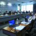Reunião da CPI Mista do INSS é adiada após ausência de empresário e deputado convocados para esclarecer supostos repasses de recursos. Presidente da comissão aponta uso de atestados como estratégia protelatória.