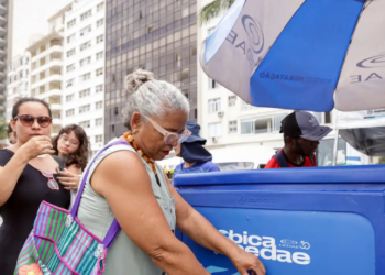 Durante o Carnaval, hidratação e alimentação adequada são essenciais. Especialistas reforçam consumo de água e refeições balanceadas para prevenir desgaste físico e problemas de saúde.