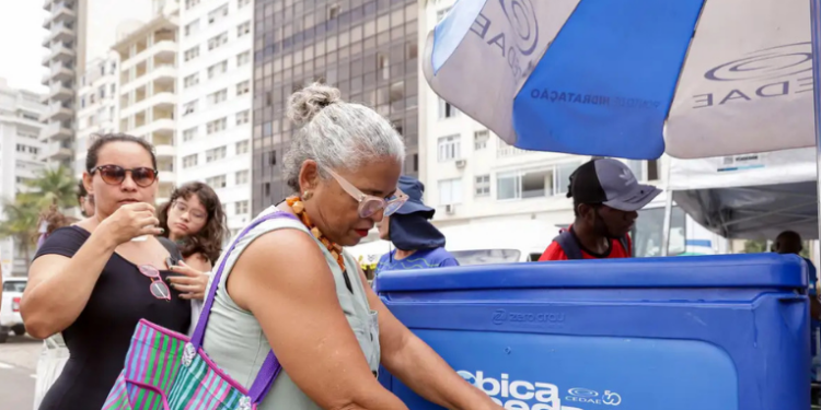 Durante o Carnaval, hidratação e alimentação adequada são essenciais. Especialistas reforçam consumo de água e refeições balanceadas para prevenir desgaste físico e problemas de saúde.