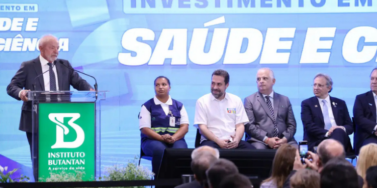 Profissionais de saúde do SUS começam a receber a Butantan-DV, vacina de dose única contra dengue. Ministério da Saúde adquiriu 3,9 milhões de doses para campanha nacional.