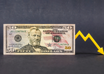 O dólar registra queda histórica frente a outras moedas, com perda de cerca de 10% em 12 meses, e participação nas reservas globais cai para 56,3%, segundo dados internacionais.