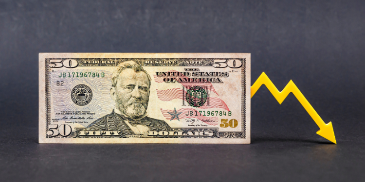 O dólar registra queda histórica frente a outras moedas, com perda de cerca de 10% em 12 meses, e participação nas reservas globais cai para 56,3%, segundo dados internacionais.