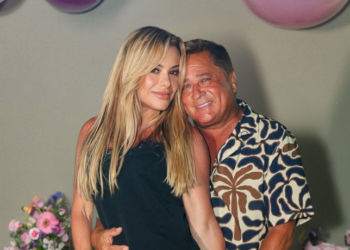 O cantor Leonardo passou por blefaroplastia e recebeu elogios da esposa, Poliana Rocha. Procedimento nas pálpebras suavizou o olhar e trouxe aparência mais jovem.