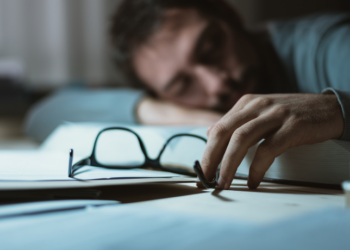 Descubra estratégias cientificamente comprovadas para dormir melhor, respeitar seu relógio biológico, controlar o estresse e proteger a saúde física e mental.