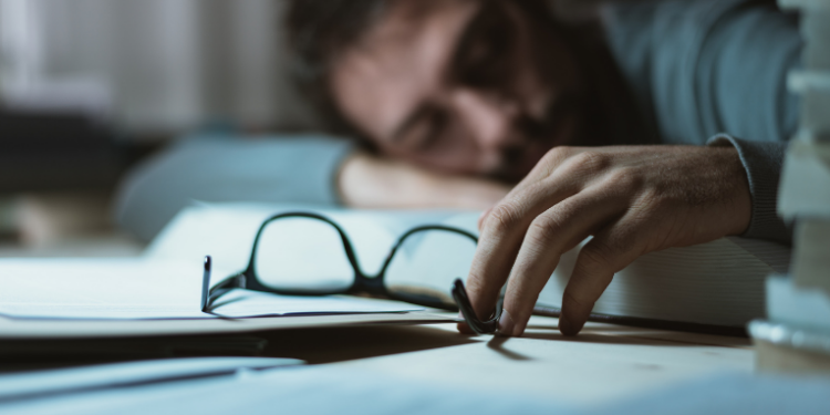 Descubra estratégias cientificamente comprovadas para dormir melhor, respeitar seu relógio biológico, controlar o estresse e proteger a saúde física e mental.