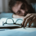 Descubra estratégias cientificamente comprovadas para dormir melhor, respeitar seu relógio biológico, controlar o estresse e proteger a saúde física e mental.