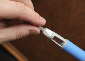 A Câmara aprovou regime de urgência para analisar projeto que declara Mounjaro e Zepbound de interesse público e solicita quebra de patente. Anvisa alerta sobre efeitos adversos graves.